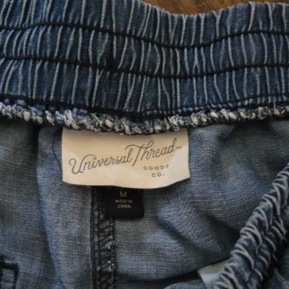 Universal Threads Denim Shorts with Elastic Waistband Size M - Picture 2 of 3